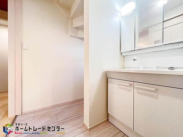 【洗面台・洗面所】朝の忙しい時間の短縮に役立つシャワーヘッド付♪洗面ボウルのお掃除のときに全体的を洗い流せる便利さや、小さなお子様の手洗いにもホースを伸ばせてとても便利です♪