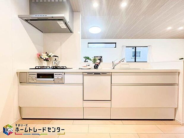 【キッチン】対面型のキッチンは家族との会話も取りやすくコミュニケーションも自然に増える嬉しい間取です。キッチン横には小窓を設けておりますので、料理中の気になる匂いもすぐに換気ができるのも嬉しいポイントです♪