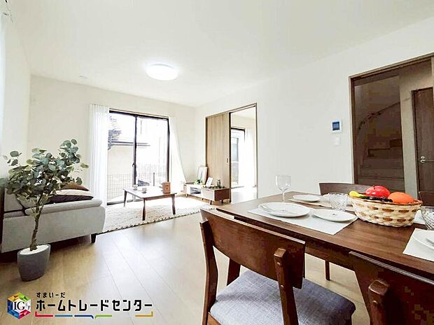 【リビング】南向きのLDKは採光も明るく風通し共に良好です。対面キッチンからはLDが見渡せるのでお子様が遊んでいる様子を見守りながら料理できます。また会話をしながらの調理も可能ですので家族との交流も深まりますね♪