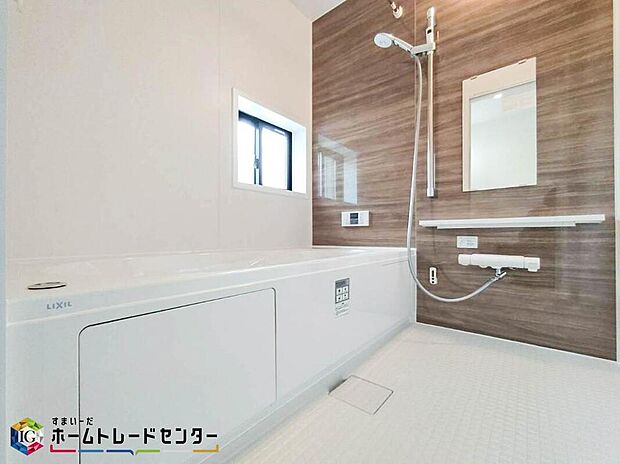 【浴室】親子で一緒に入れてゆったりとくつろぐことのできるバスタブです。ご家族の毎日の疲れを 癒す広々とした空間になっております。また、換気ができる窓もあるので梅雨時の気になる湿気なども換気できて安心ですね♪