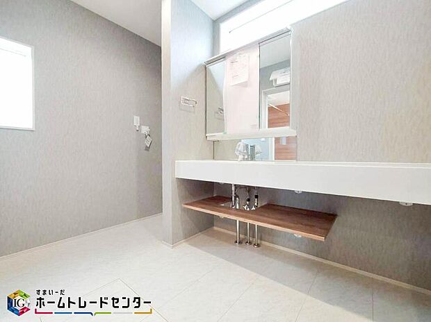 【洗面台・洗面所】ゆとりの洗面スペースで朝の身支度も快適スムーズに。３面鏡で髪のセットやお化粧もストレスなくこなせ、朝から気分良く通勤通学に向かえそうですね！鏡の裏にはたっぷりと収納スペースを標準装備！