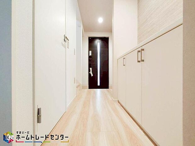 【玄関】壁を膨張色にすることで、玄関を開放的に見せることができます。ホワイトやオフホワイト、ベージュ、ライトグレーなど柔らかく広がりを感じられるような色を選ぶのがポイントです。