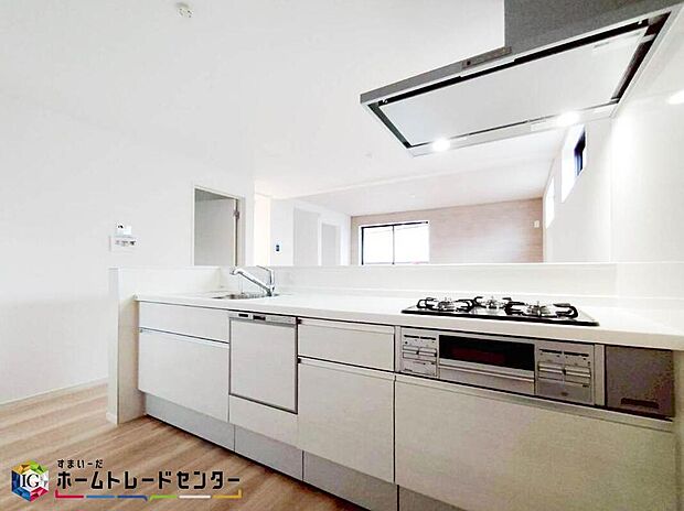 【キッチン】明るい自然光が入る作業スペースを多くとった壁付けキッチン採用。ご夫婦やお子様と揃ってキッチンに立っても調理がしやすく、家事をしながら会話も弾みます。食器類もすっきりと片付く収納力。