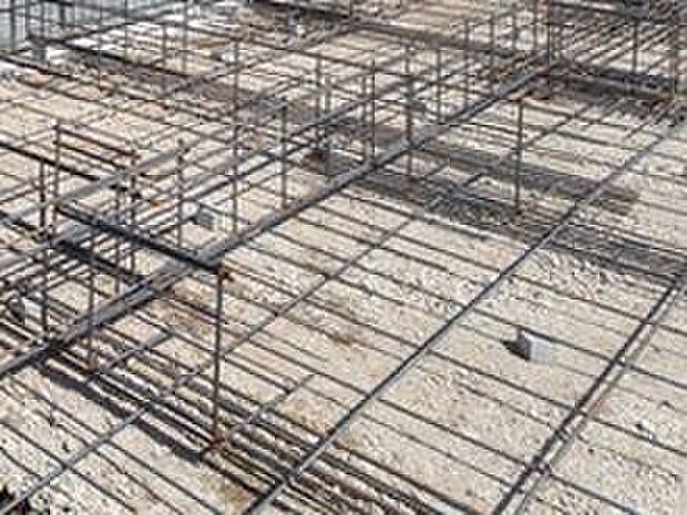 【ベタ基礎は「鉄筋コンクリート造」】耐震性を発揮する鉄筋入りスラブー体基礎を採用。　地面から基礎上端までの高さを400ｍｍ以上確保。　地面からの湿気を防ぎ、不等沈下や地震時のねじれを防ぐ効果があり、白蟻に対する予防策としても有効です。