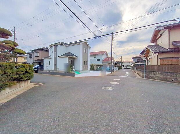 【前面道路含む現地写真】南からの陽光たっぷり降りそそぐ明るいお住まいです。
この街で・この家で暮らしたいと思わせる理由を是非現地でお確かめ下さい！