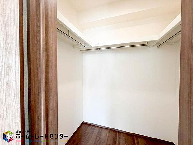 【収納】家を新築にするなら寝室にウォークインクローゼットをつけたいと思っているそうです。寝室にウォークインクローゼットをつけることによって衣服を1カ所にまとめて収納できたり、着替えがスムーズにできます。