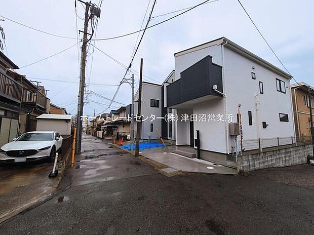 【前面道路含む現地写真】閑静な住宅地で子育て家族にピッタリ。毎日のお散歩も快適な緑に恵まれたエリアで、自然に包まれた穏やかな暮らしを実現するための、ゆとりある住環境が整っています。緑の潤いを感じながらホッと生活できそう。