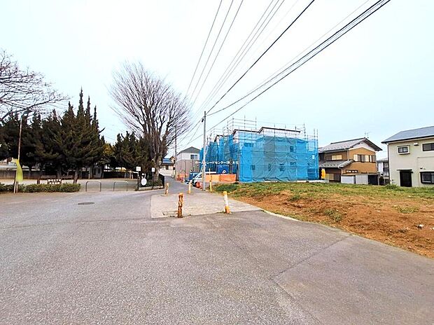 【前面道路含む現地写真】閑静な住宅地で子育て家族にピッタリ。毎日のお散歩も快適な緑に恵まれたエリアで、自然に包まれた穏やかな暮らしを実現するための、ゆとりある住環境が整っています。