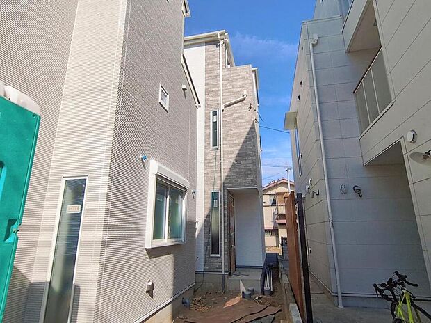 【現地外観写真】【1号棟】
この風景が暮らしの一部に。毎日がイキイキと笑顔溢れる暮らしの始まりです♪ぜひ一度この見晴らしを体感してみませんか♪ご都合の良い時　自由に外観ご覧になれます。お気軽にごお問い合わせください♪