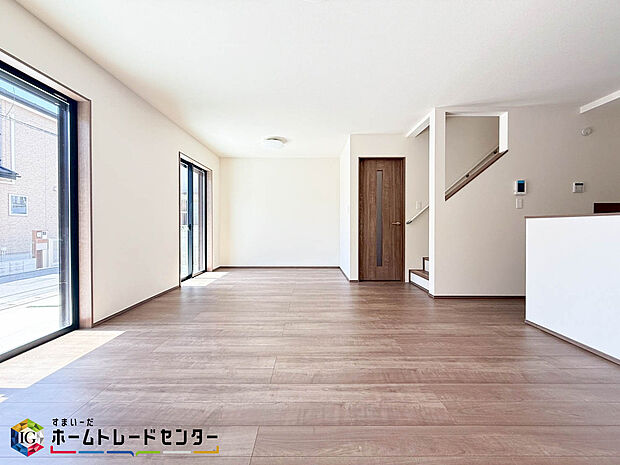 【リビング】2面採光でお部屋の隅々まで明るい印象の居室。おひさまの光を、爽やかな風をたっぷりと取り込めます。居室内はいつも明るい印象ですので、気持ちの良い朝を迎えられそう。毎日の生活も自然と明るくなりますね。