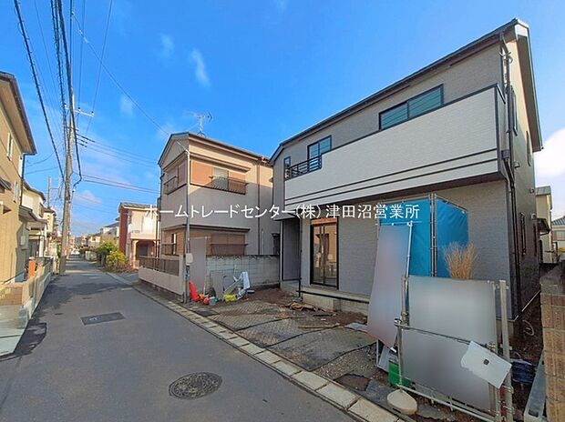 【前面道路含む現地写真】閑静な住宅地で子育て家族にピッタリ。毎日のお散歩も快適な緑に恵まれたエリアで、自然に包まれた穏やかな暮らしを実現するための、ゆとりある住環境が整っています。緑の潤いを感じながらホッと生活できそう。