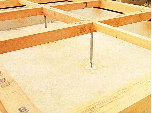 【腐食に強い「鋼製床束」で床を力強く支持】サビやシロアリを寄せ付けない鋼製の床束を採用。従来品に比べ信頼性が高く、安心の強度で床の荷重を支えます。