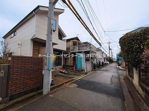 【前面道路含む現地写真】閑静な住宅地で子育て家族にピッタリ。毎日のお散歩も快適な緑に恵まれたエリアで、自然に包まれた穏やかな暮らしを実現するための、ゆとりある住環境が整っています。緑の潤いを感じながらホッと生活できそう。