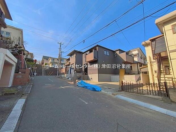 【前面道路含む現地写真】この風景が暮らしの一部に。毎日がイキイキと笑顔溢れる暮らしの始まりです♪ぜひ一度この見晴らしを体感してみませんか♪ご都合の良い時 自由に外観ご覧になれます。ご内見ご希望の際はぜひお気軽にご連絡下さい♪