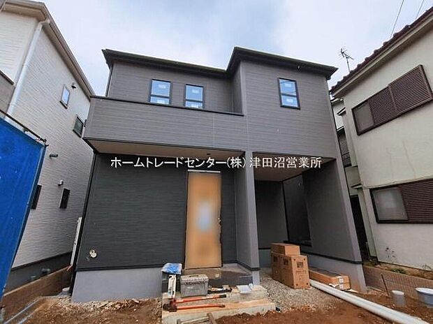 【現地外観写真】美しい緑と良好な住環境が守られてきたこの街に、新築戸建てが誕生致しました。穏やかな空気の流れる落ち着いた住環境です。ぜひ、現地へ足をお運びいただき実際の環境・陽当たりをご確認下さいませ♪