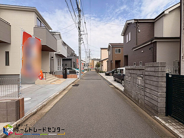 【前面道路含む現地写真】閑静な住宅地で子育て家族にピッタリ。毎日のお散歩も快適な緑に恵まれたエリアで、自然に包まれた穏やかな暮らしを実現するための、ゆとりある住環境が整っています。緑の潤いを感じながらホッと生活できそう。