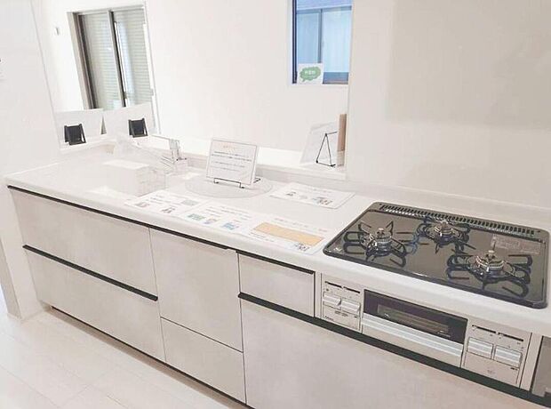 【キッチン】【2号棟】
対面式キッチンからは、リビングにいるご家族の様子が一目で分かります。小さいお子様がいても安心です☆