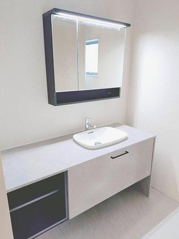 【洗面所】【1号棟】
朝の忙しい時間の短縮に役立つシャワーヘッド付♪洗面ボウルのお掃除のときに全体的を洗い流せる便利さや、小さなお子様の手洗いにもホースを伸ばせてとても便利です♪