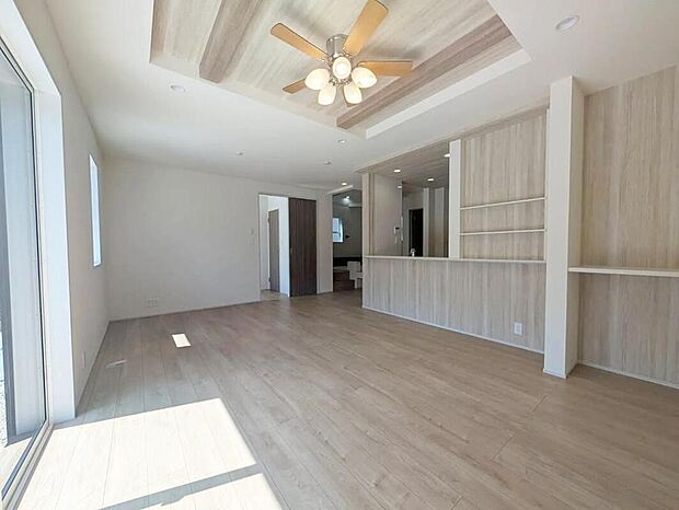 【リビングルーム】LDK広々とした20帖♪家具などのレイアウトも自由に楽しめますね♪LDK横には和室もありお子様の遊び場やお昼寝の場所としても利用できます♪収納豊富に充実した奥様に嬉しい間取りプランです♪