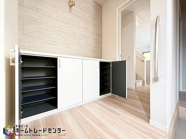【玄関】下駄箱は可動棚タイプになっていますので、脚の長いブーツや長靴もたっぷり収納いただけます。いつも気持ちよくご家族をむかえられるよう、玄関下駄箱収納をフル活用してスッキリとした玄関を保ってください。
