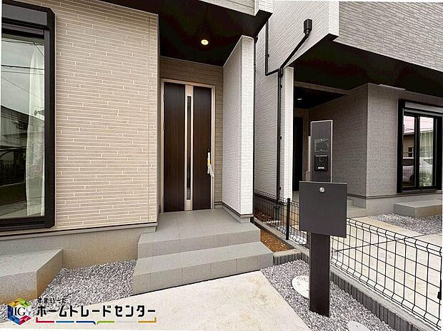 【玄関】家の第一印象は玄関で決まるくらい重要な場所。玄関は家の顔といわれますが我が家のセンスをさりげなく感じさせる魅力ある玄関造りも楽しみの一つ。帰宅する度に家族がほっとできる心地よい空間造りも大切ですね♪