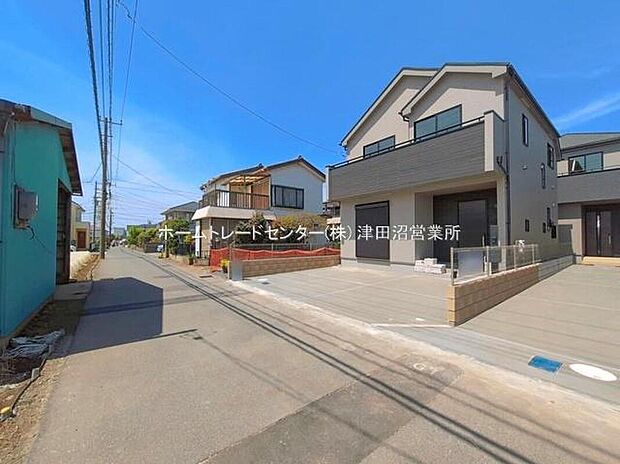 【前面道路含む現地写真】四季を通じて自然と触れ合えるスポットが周辺には盛りだくさん!お散歩やジョギング、週末のご家族での遊びに最適です。目の前に広がる開放感とゆとり、暮らしの夢を育む理想の住まいがここにはあります。