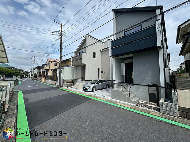 【現地外観写真】美しい緑と良好な住環境が守られてきたこの街に、新築戸建てが誕生致しました。穏やかな空気の流れる落ち着いた住環境です。ぜひ、現地へ足をお運びいただき実際の環境・陽当たりをご確認下さいませ♪