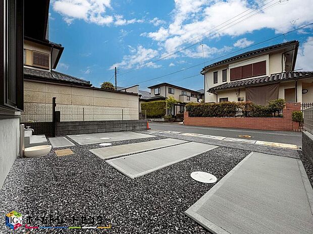 【駐車場】目の届きやすい場所に駐車場があるので安心感があります。また、荷物をたくさん持った状態でも車を降りてすぐ建物内に入ることができ、子どもを持つファミリー世帯にもおすすめです。