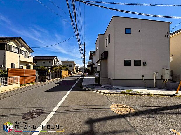 【前面道路含む現地写真】閑静な住宅地で子育て家族にピッタリ。毎日のお散歩も快適な緑に恵まれたエリアで、自然に包まれた穏やかな暮らしを実現するための、ゆとりある住環境が整っています。緑の潤いを感じながらホッと生活できそう。