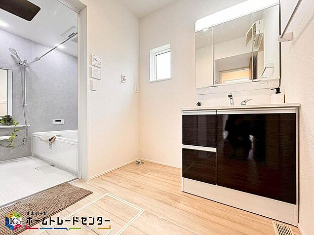 【洗面台・洗面所】三面鏡ならではの収納力、シャンプードレッサーならではの機能性、どちらも採用しております。汚れが落ちやすいすべり台ボウルは手入れもしやすく日々の生活を陰ながら支えてくれる仕様となっております。