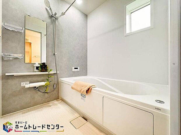【浴室】１坪タイプの大きなお風呂で、小さなお子様とご一緒に足を伸ばして入浴いただける広さです！ 浴槽も大きなサイズで腰掛けあるので半身浴も楽しめます。一日の疲れをゆっくりとお風呂の中で癒してください♪