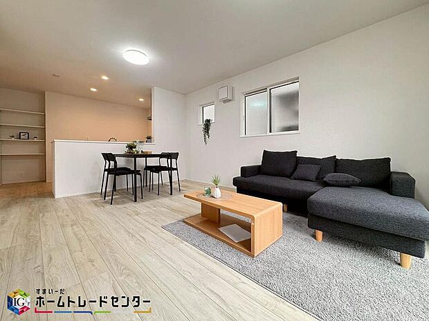 【リビング】明るい陽差しが降り注ぐリビングは、ゆとりあふれる室内空間が心地よい暮らしを実現します♪スタディコーナーは奥様にとって嬉しいプラン♪住む方の想いを実現するベストなカタチを追求したプランです。