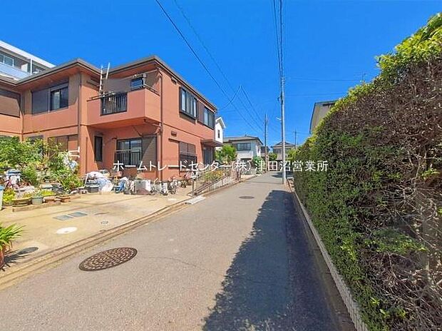 【前面道路含む現地写真】閑静な住宅地で子育て家族にピッタリ。毎日のお散歩も快適な緑に恵まれたエリアで、自然に包まれた穏やかな暮らしを実現するための、ゆとりある住環境が整っています。緑の潤いを感じながらホッと生活できそう。