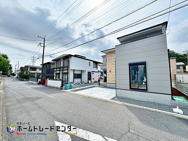 【前面道路含む現地写真】閑静な住宅地で子育て家族にピッタリ。毎日のお散歩も快適な緑に恵まれたエリアで、自然に包まれた穏やかな暮らしを実現するための、ゆとりある住環境が整っています。緑の潤いを感じながらホッと生活できそう。