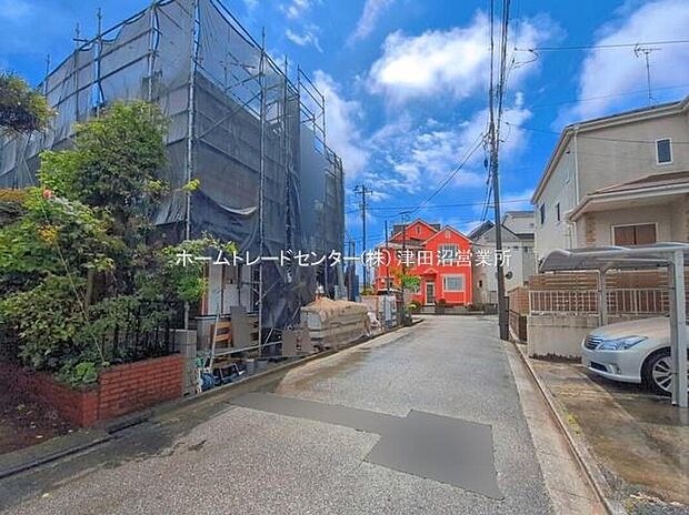 【前面道路含む現地写真】この風景が暮らしの一部に。毎日がイキイキと笑顔溢れる暮らしの始まりです♪ぜひ一度この見晴らしを体感してみませんか♪ご都合の良い時　自由に外観ご覧になれます。ご内見ご希望の際はぜひお気軽にご連絡下さい♪