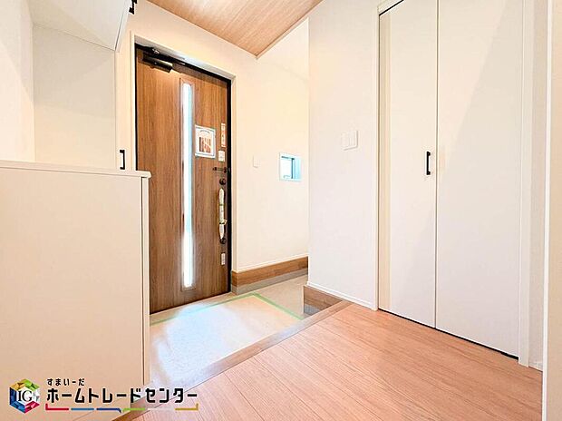 【玄関】散らかりがちな玄関もスッキリと保てる玄関収納は、家の中に入る時一番最初に目に付く場所だからこだわりたいですよね!木目調の落ち着いた雰囲気の色目が、お部屋の雰囲気をそのまま表している家の顔です。
