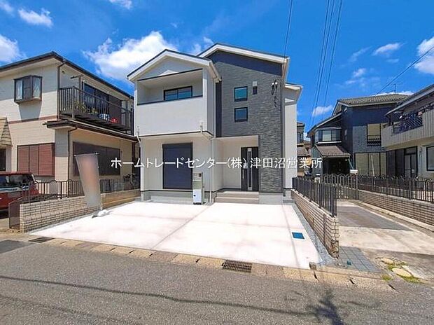 【前面道路含む現地写真】美しい緑と良好な住環境が守られてきたこの街に、新築戸建てが誕生致しました。穏やかな空気の流れる落ち着いた住環境です。ぜひ、現地へ足をお運びいただき実際の環境・陽当たりをご確認下さいませ♪