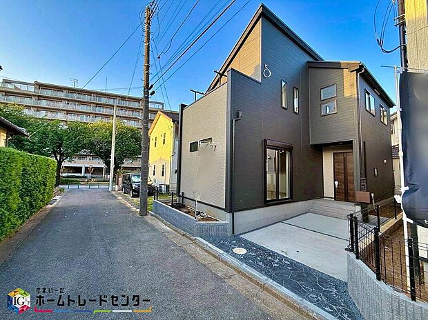 【現地外観写真】美しい緑と良好な住環境が守られてきたこの街に、新築戸建てが誕生いたしました。穏やかな空気の流れる落ち着いた住環境です。ぜひ、現地へ足をお運びいただき実際の環境・陽当たりをご確認下さいませ♪