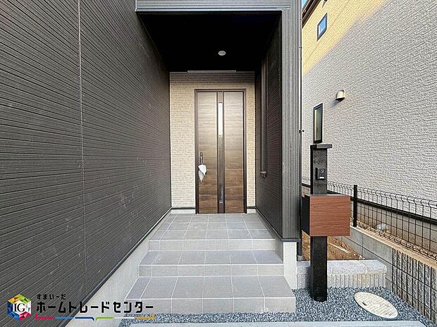 【玄関】家の第一印象は玄関で決まるくらい重要な場所。玄関は家の顔といわれますが我が家のセンスをさりげなく感じさせる魅力ある玄関造りも楽しみの一つ。帰宅する度に家族がほっとできる心地よい空間造りも大切ですね♪