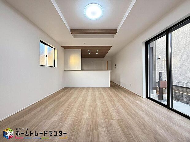 【リビング】家族の食事や団らんのほか、お子様を遊ばせたり友人を招いたりするLDKは住まいの中心。長時間過ごす場所だからこそ、陽当たりの良さ・居心地の良さなどお住まい探しの一番重要なポイントになります。