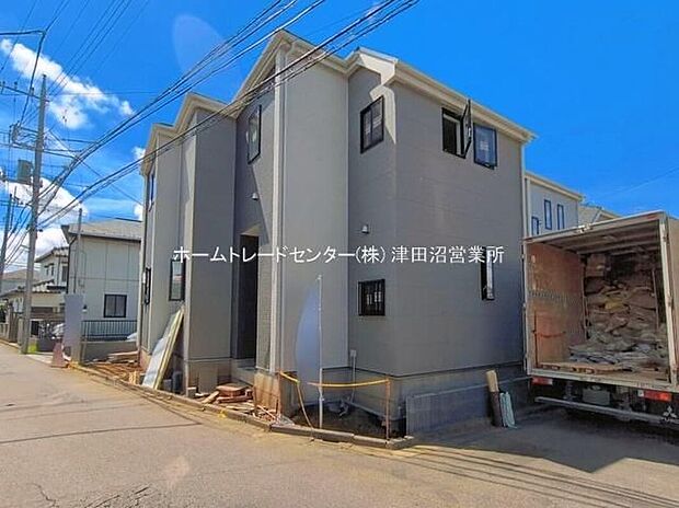 【前面道路含む現地写真】美しい緑と良好な住環境が守られてきたこの街に、新築戸建てが誕生いたしました。穏やかな空気の流れる落ち着いた住環境です。ぜひ、現地へ足をお運びいただき実際の環境・陽当たりをご確認下さいませ♪