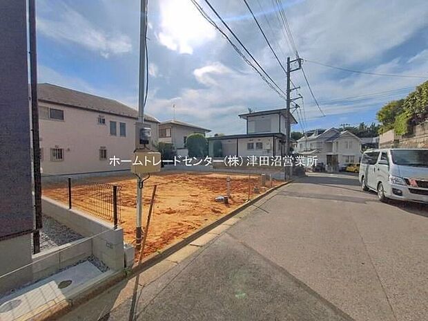 【前面道路含む現地写真】毎日のお散歩も快適な緑に恵まれた閑静な住宅地は、伸び伸びスローライフを叶えてくれます。自然豊富な季節の移ろいを身近に感じられる環境で子育てすれば、お子様もきっと素直に成長してくれるはずです!
