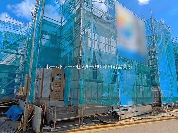 【現地外観写真】美しい緑と良好な住環境が守られてきたこの街に、新築戸建てが誕生いたしました。穏やかな空気の流れる落ち着いた住環境です。ぜひ、現地へ足をお運びいただき実際の環境・陽当たりをご確認下さいませ♪