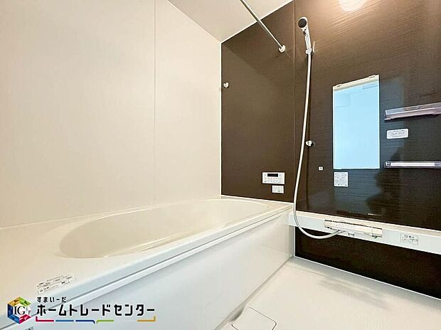 【浴室】お子様と一緒に入ってもゆったり寛げる1坪タイプのシステムバス。水をはじくのが早く乾きやすくカビの発生を防ぐドライ床＆標準仕様簡単ヘアキャッチャーも付いていますので一番最初に味わう【綺麗】を長く保てます