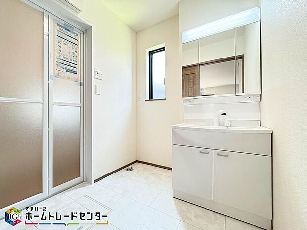 【洗面台・洗面所】家族全員が一番使用する洗面所はお掃除もしやすく使い勝手も抜群。歯ブラシ・ドライヤー・洗面道具・髭剃り・メイク道具など全て収納可能な収納スペースを確保♪二人並んでも十分なほどのスペースも魅力ですね♪