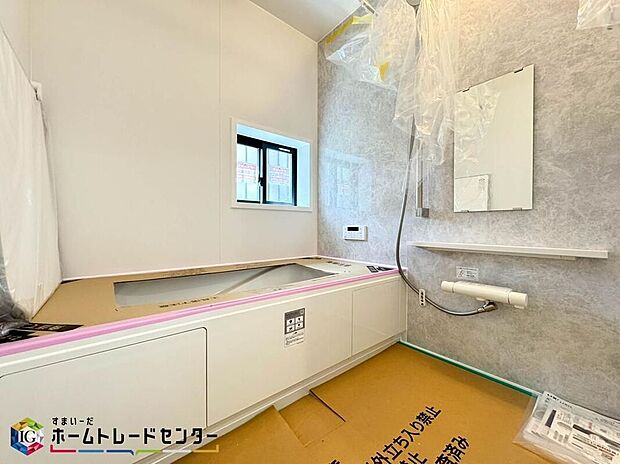 【浴室】毎日の疲れを癒す浴室は１坪タイプです。足を伸ばしてゆっくりとくつろげます。１日の疲れた体を癒せるシステムバス。窓もあるので湿気もこもりません。