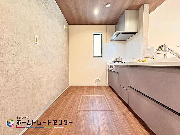 【キッチン】リビングを見渡せるカウンターキッチンでお子様の様子を伺いながら食事の支度が出来ます。最近はリビングで勉強するお子様も増えてきているようです。家族の気配を感じられる、そんな空間を演出できるキッチンです。