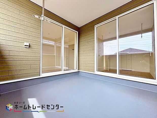 【バルコニー】インナーバルコニーは雨の日でもお洗濯物が干せる利点があります♪広々としてますので晴れた日には洗濯物やお布団も干せるのは嬉しいですね♪ガーデニングも可能ですので緑に囲まれた自分だけの庭園も造れます♪