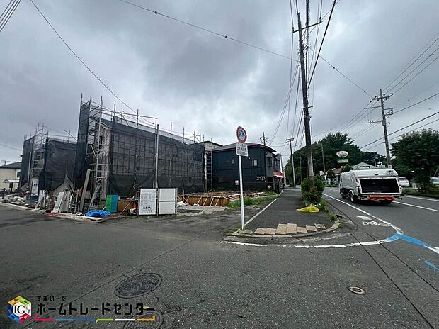 【前面道路含む現地写真】閑静な住宅地で子育て家族にピッタリ。毎日のお散歩も快適な緑に恵まれたエリアで、自然に包まれた穏やかな暮らしを実現するための、ゆとりある住環境が整っています。緑の潤いを感じながらホッと生活できそう。