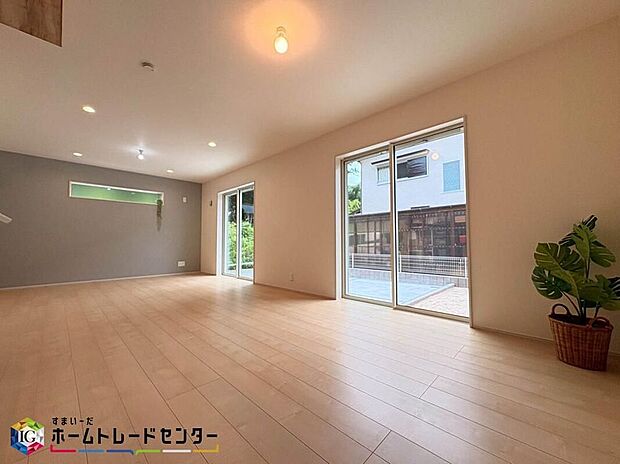 【リビング】南向きのLDKは採光も明るく風通し共に良好です。対面キッチンからはLDが見渡せるのでお子様が遊んでいる様子を見守りながら料理できます。また会話をしながらの調理も可能ですので家族との交流も深まりますね♪